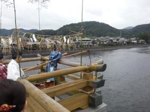 名水くみ上げの儀式　in 宇治川　　
