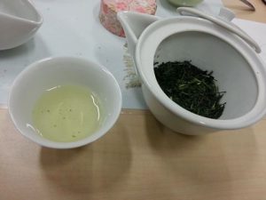 2014-09-30お茶今日は、地元京都和束町のお茶インストラクターの方々にお越し頂き、国会で、宇治玉露の美味しいいれ方講座を開きました。私も宇治玉露の美味しいいれ方講座に参加しましたが、参加者の方々からは、「こんなに美味しいお茶は飲んだことがない」という感激の声があがりました。至福の味で、心が落ち着き、今日１日、ハッピーな気分で、おまけに、仕事もはかどりました。