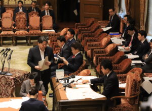 予算委員長代理として､審議進行
