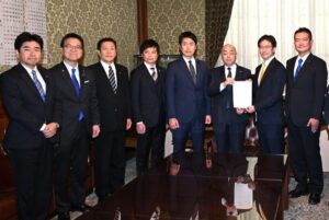 なぜ実現できた?! ｢ガソリン減税･学校給食無償化｣